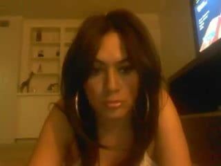 Belle transsexuelle amateur devant la webcam
