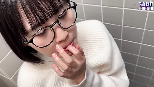 Tatlı gözlüklü tatlılar tembel bir günde sonsuz gulp mutluluk içinde sıcak damlaların tadını çıkarıyor -bölüm.1