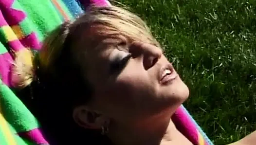 Heiße Blondine masturbiert im Freien