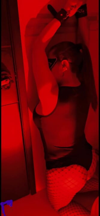 被绑住的性感熟女奴隶被狠操：被鞭打，奶子上有热蜡，为主人提供硬口交