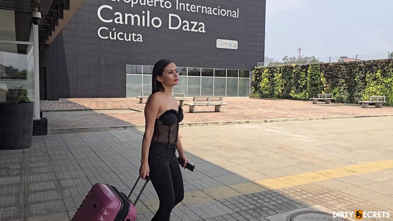 我在机场遇到一个陌生人，最后我们做爱了