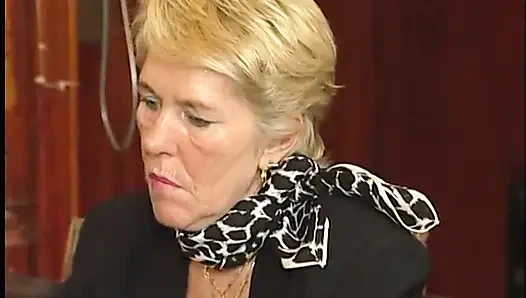 Возбужденная бабушка раздвигает ноги и дрючит ее волосатую щель