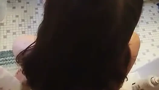 Duş almadan önce saçı için taze döl