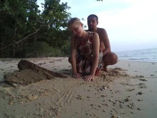和一个年轻的金发女郎在海滩上做爱