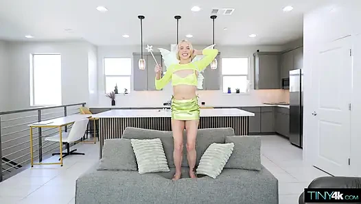 Шлюшке-спиннерке Pixie широко растягивают ее пизду