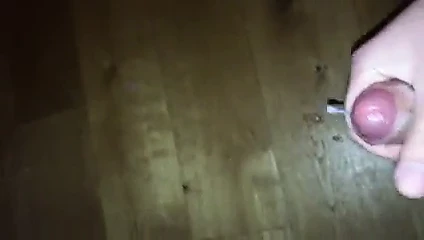 Benim ıslak horoz ile oynuyor ve büyük bir yük vuruyor