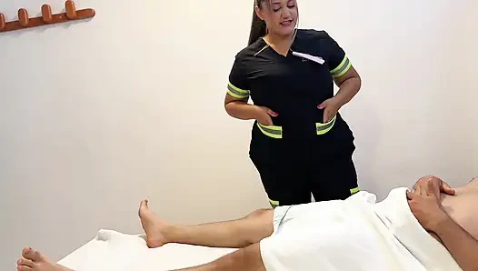 Hemşire yatalak hastasının sert ereksiyonunu yatıştırmasına yardımcı oluyor