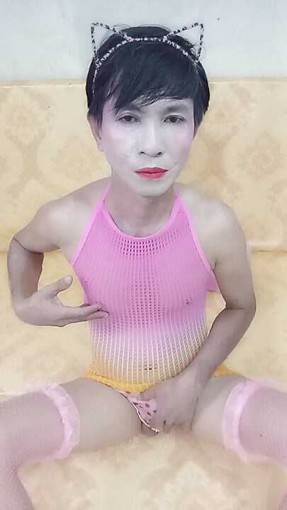 Transseksüel oanh le mastürbasyon yaparken seksi kıyafetler giyiyor ve vücudunun her yerine boşalıyor