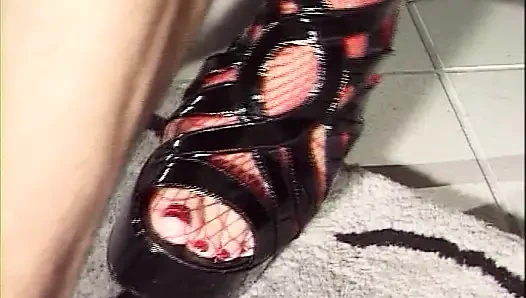 Sürtük sarışın Alman orta yaşlı seksi kadın iki yarağa biniyor