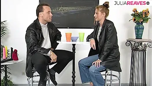 Возбужденная милфа трахает паренька