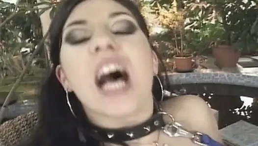 Mükemmel şekilli hatun göt deliğinde sert yarağın tadını çıkarıyor
