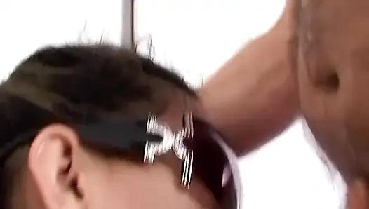 Милфу-брюнетку в солнцезащитных очках трахают и снимают на видео в любительском видео