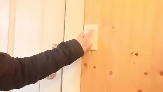 Hana Beim Kochen in Der Küche, Dann Muss Sie Auf Toilette Pinkeln