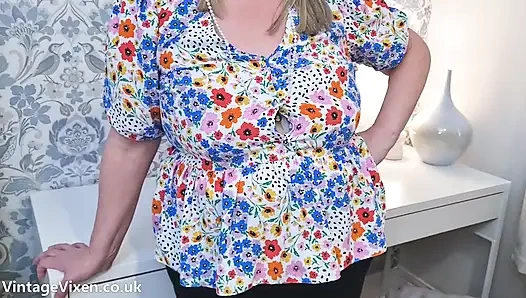 HÜBSCHER BH FÜR TANTE JANE MIT GROßEN SCHLAFFEN MÖPSEN