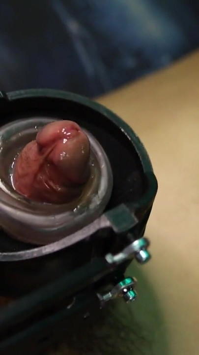 非常粗暴的捆绑SM机器人为大鸡巴和多汁的射精打手枪 | 短片 2