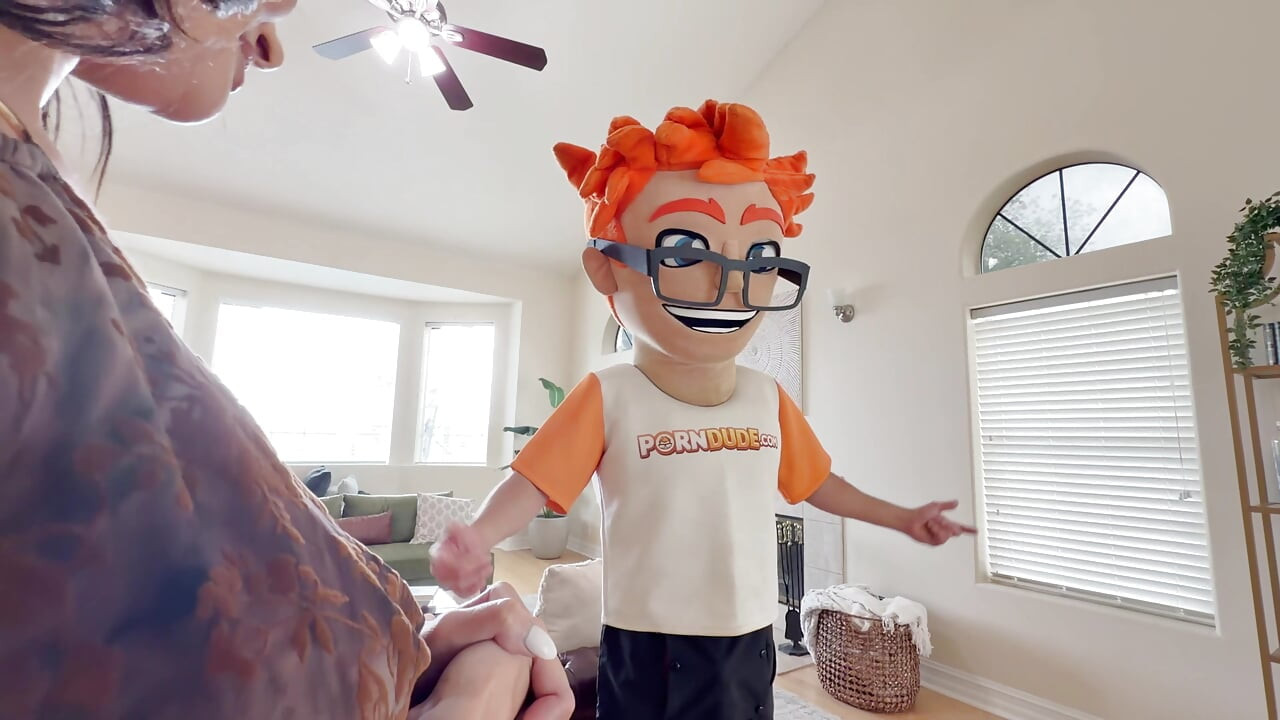 Eu fodi a estrela pornô de buceta raspada Izi Blu de quatro, ela esfregou seu clitóris e implorou por meu enorme depósito facial