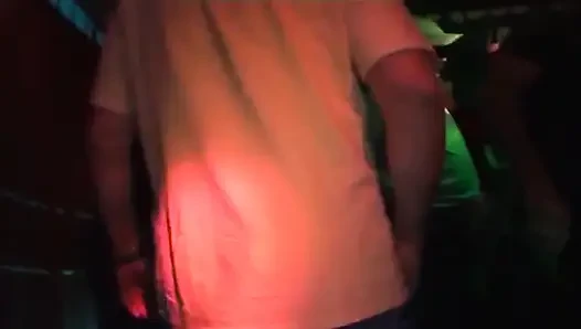 Reife brünette MILF nimmt mehrere schwänze hart