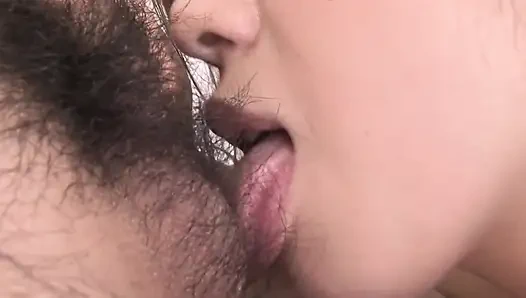 Yaramaz Japon kadın 69 pozisyonunda kıllı bir yarağı emiyor