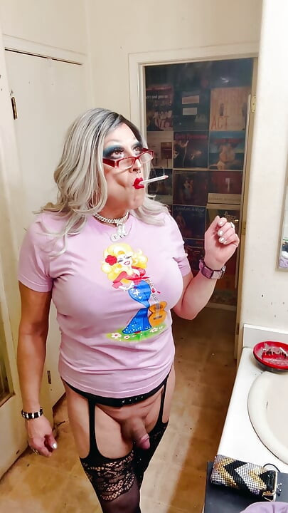 Marilyn Loves Dolly Smoking Fetish Tease