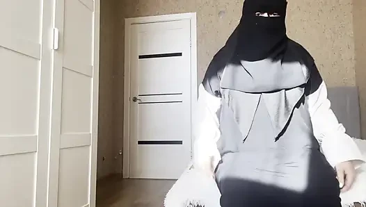 Ibu tiri Arab dengan pantat montok pakai stoking ketat