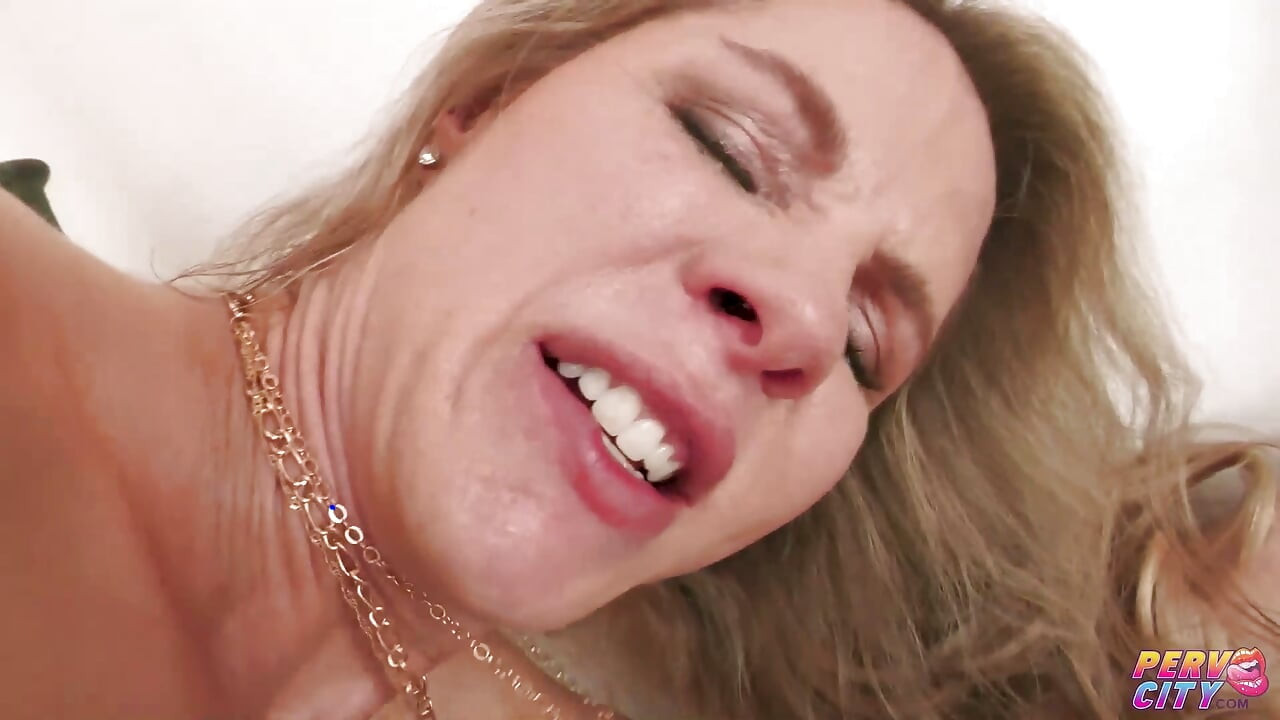 Mãe loira Milf Audrey Faith a levar uma foda anal hardcore com um pau grande de um latino