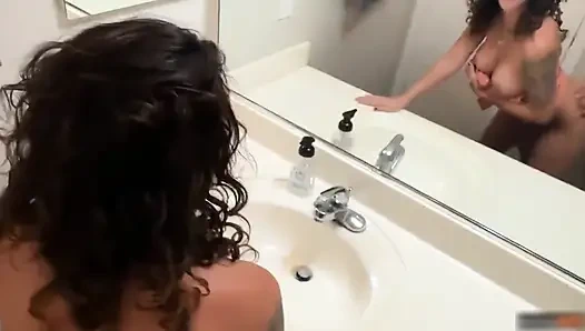 Возбужденная пара убирается во время семейного Дня Благодарения