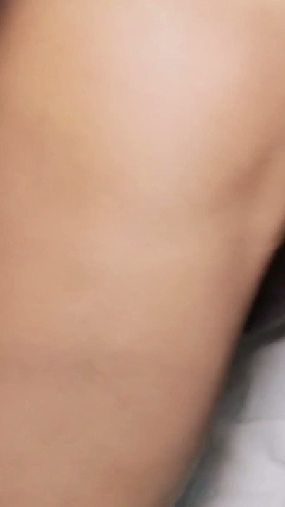 Primul video al unui model indian frumos devine o puicuță fierbinte cu o erecție clară | Clip 1