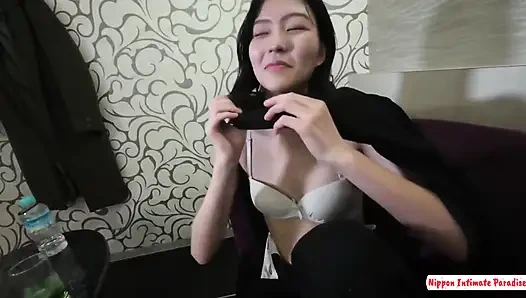 Voll enthülltes schönheitsgesicht in sicht, riesiges spielzeug lässt sie atemlos und zu unaufgedreht, winkel 1