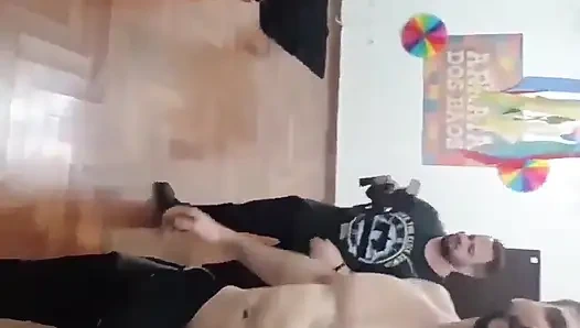 Partide erkeklerle sıraya girdim ve güzelce emdim, sonunda burada bir yarakla bile dayak yedim, dostum!