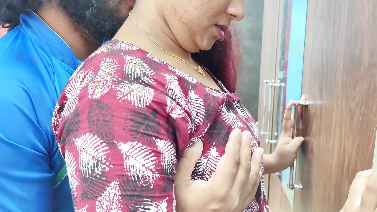 Ateşli çiftin romantik öpücüğü