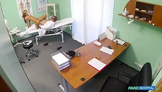 Фйковая больница - горячую молодую задницу обсудили на полном осмотре, принимает кримпай