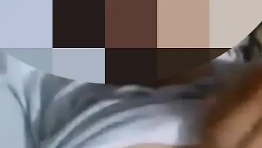 Görüntülü görüşmede büyük doğal göğüslerini gösteriyor