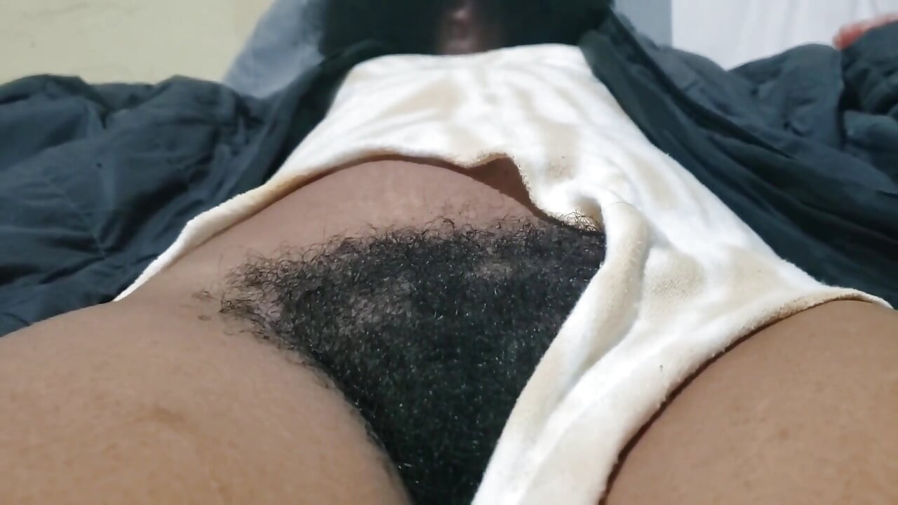 ดาราขนดกโชว์หีของจริงของเธอในการแสดงตนที่กล้าหาญและใกล้ชิด