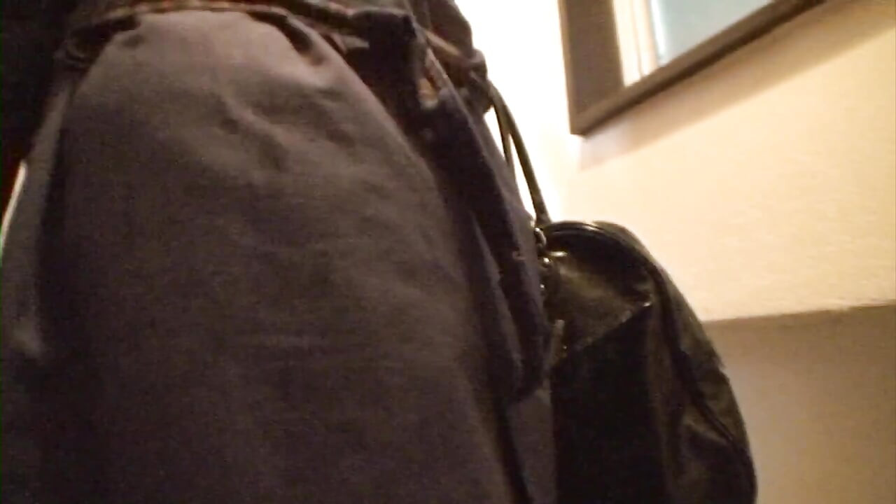 Mature Japanese lady gets picked up and creampied