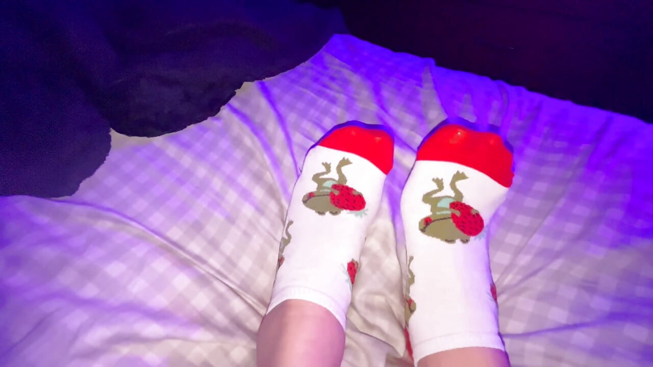 Ts Diana Deelight fingers Jrockstar82 huge load out of her hole in socks