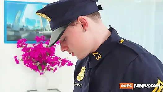 Üvey anne, üvey oğlu ve muazzam yarağıyla orta yaşlı seksi kadın rol yapma seansı yaparken yakalandı.
