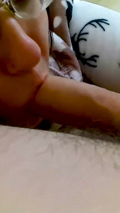 18+ Καταπίνει ένα μακρύ πούτσο μέχρι τ’ αρχίδια | Απόσπασμα 2