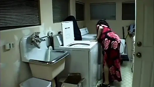 Büyük tombul orta yaşlı seksi kadın amcığını sikiyor... yüze boşalma