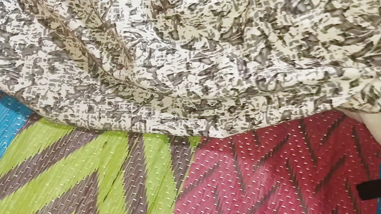 Desi Mom Chut Ki Baal Cuting Ki
