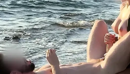 Hotwife pegkt ihren mann hart am öffentlichen strand bei sonnenuntergang