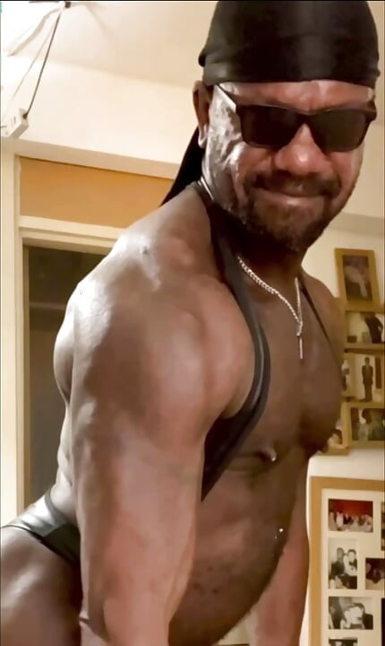 Black Muscle Butt Sexy Stretch and Flex Show