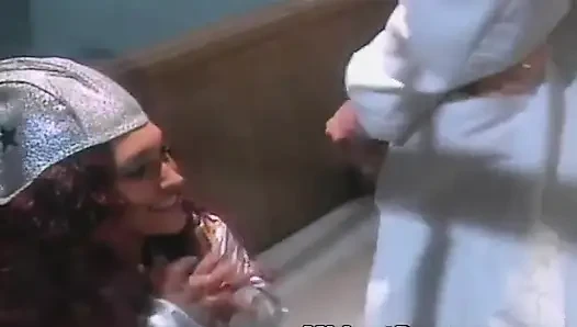 Prison Alien Midget Fucked by Horny Long Dick Bird Babe