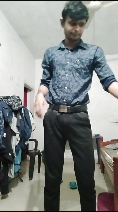 Cowok kantoran desi setelah bekerja menghilangkan stres