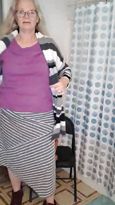 Hot MILF has issues trying to chair fuck her dildo!