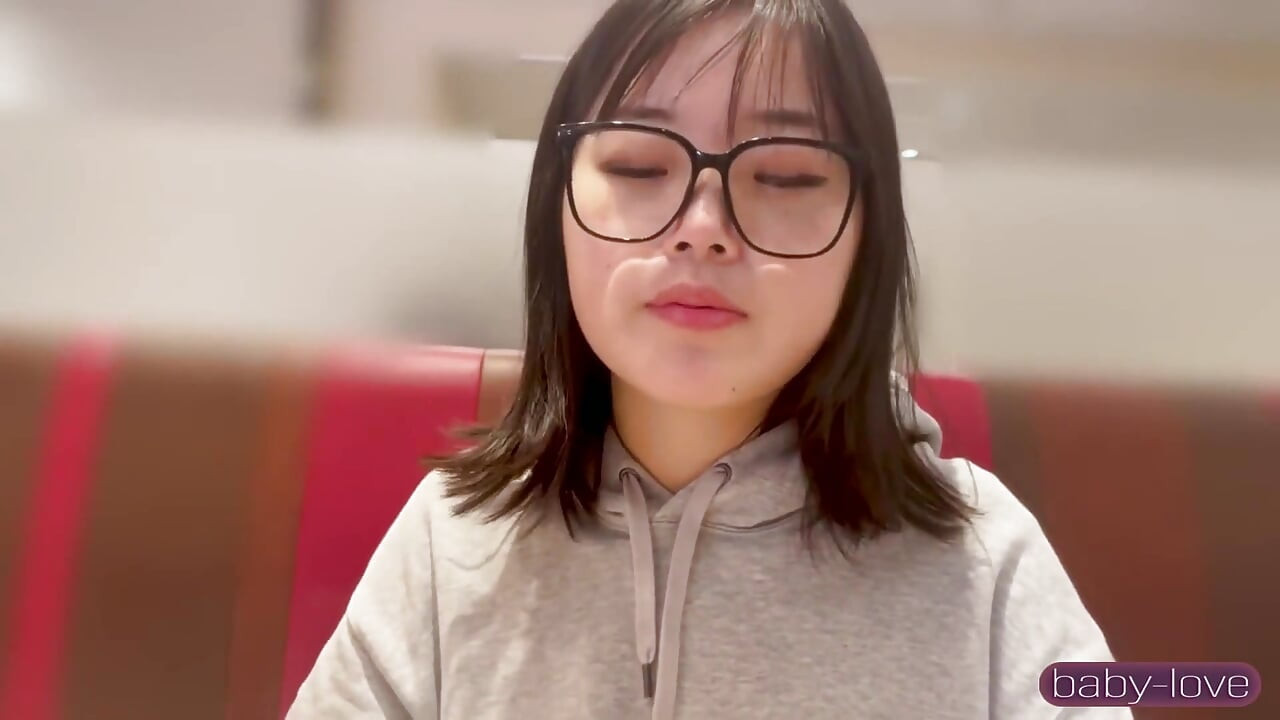 Menina estudiosa oprimida por homem mais velho, reações trêmulas levam a intenso encontro de gozada interna