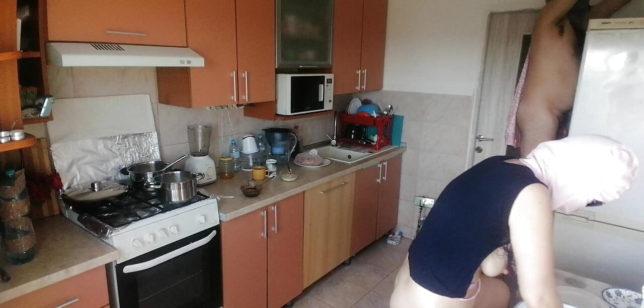 Hot amateur couple having fun in the kitchen. Sexy mom has breakfast in the bedroom, hairy pussy, big tits, big ass.