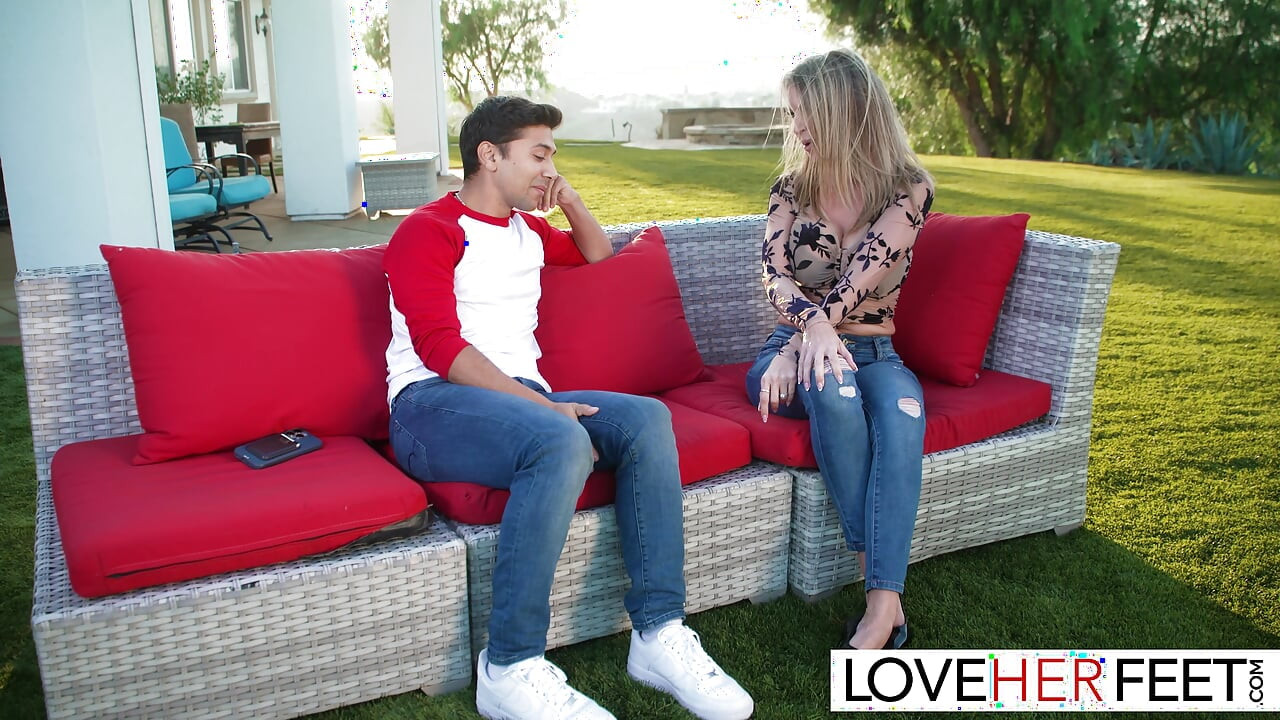 Deusa dos pés Gigi Dior ao ar livre depois de adorar pés