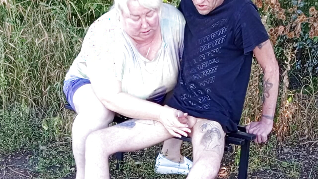 Nachbarin lutscht meinen schwanz im park auf einer bank, bis ich komme
