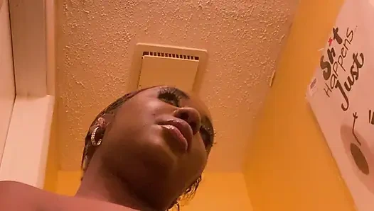 KAYAK PENARI STRIPTIS