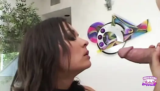 Cewek ini tau kalau mainin dildo adalah cara yang tepat untuk foreplay hot